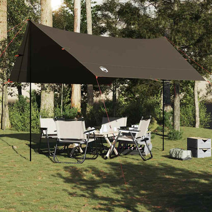 Detail van de vidaXL waterdichte kampeerluifel in bruin, opgesteld met campingstoelen en tafel.