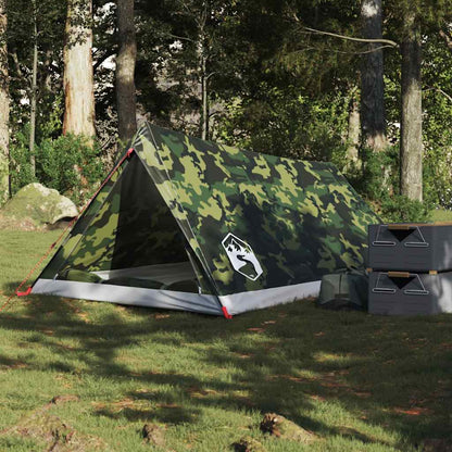 vidaXL 2-persoons camouflage tent, waterdicht en lichtgewicht in een bosrijke omgeving.