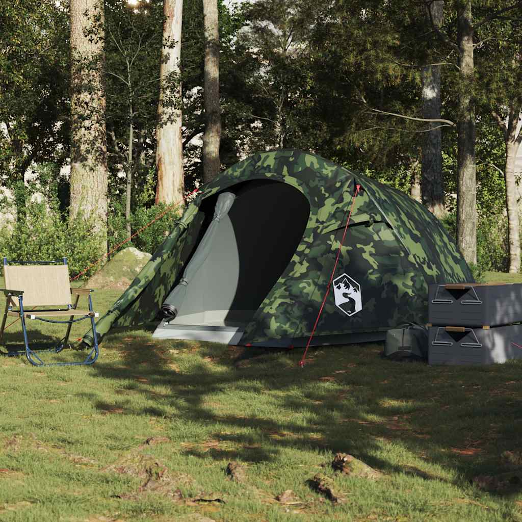 Zijaanzicht van de vidaXL 3-persoons camouflage tunneltent in een bosrijke omgeving.