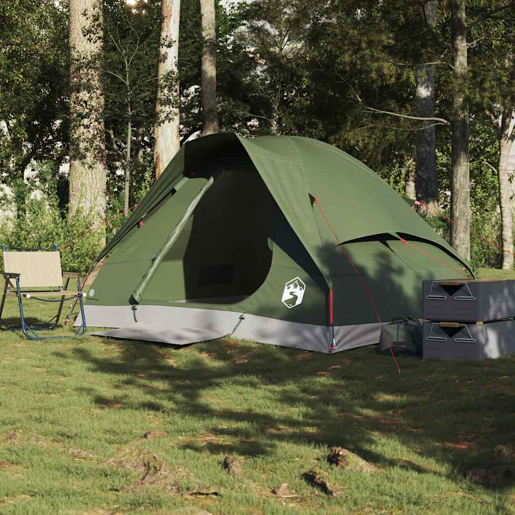 Zijaanzicht van de vidaXL koepeltent in olijfgroen, opgezet op gras met campingstoelen.