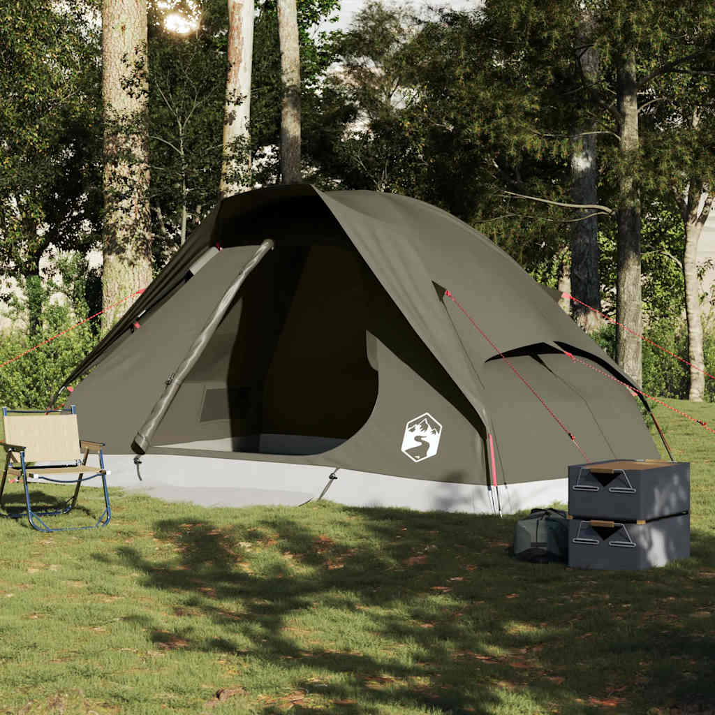 Zijaanzicht van de vidaXL koepeltent in bruin, met open ingang en campingstoelen ernaast.