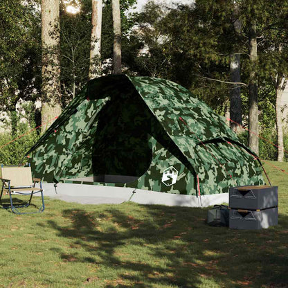 Zijaanzicht van de vidaXL koepeltent in camouflage, opgesteld in een groene omgeving.