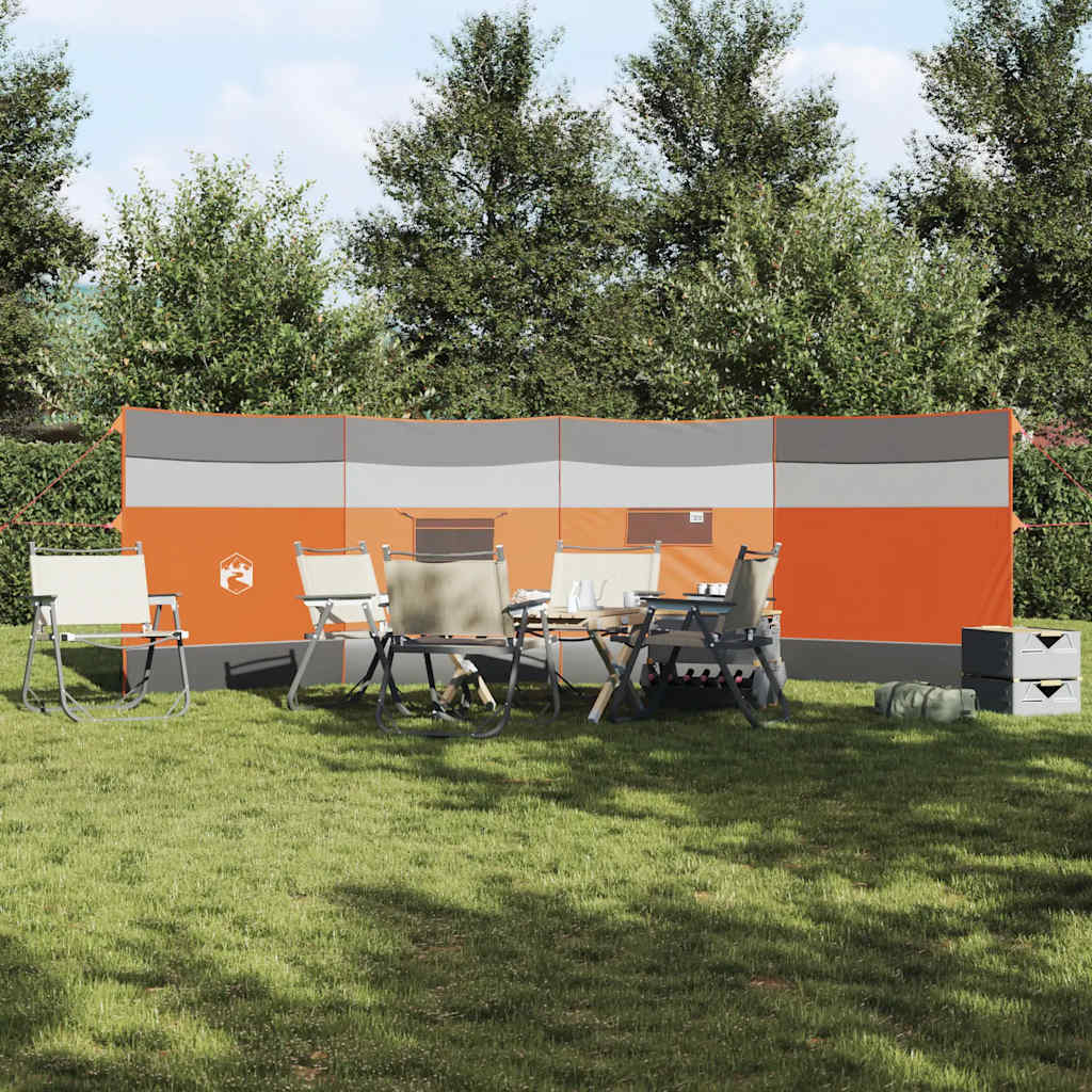 Zijaanzicht van het vidaXL windscherm in grijs en oranje, opgesteld met campingstoelen.