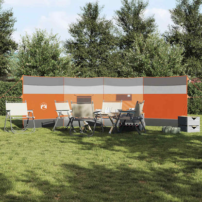 Zijaanzicht van het vidaXL windscherm in grijs en oranje, opgesteld met campingstoelen.