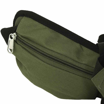 Detail van de zijzak met rits van de vidaXL 80 L wandelrugzak in legergroen.
