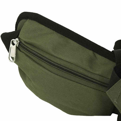 Detail van de legergroene vidaXL wandelrugzak met een ritsvak aan de zijkant.
