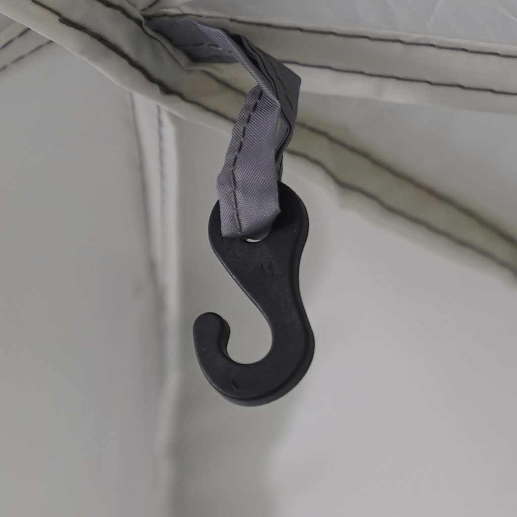 Detail van de zwarte haak aan de binnenkant van de vidaXL partytent.