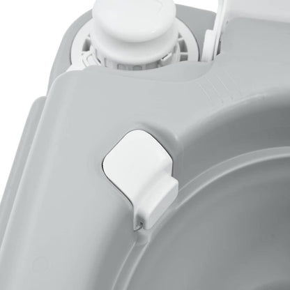 Detail van de spoelknop en het handvat van het vidaXL campingtoilet in grijs.