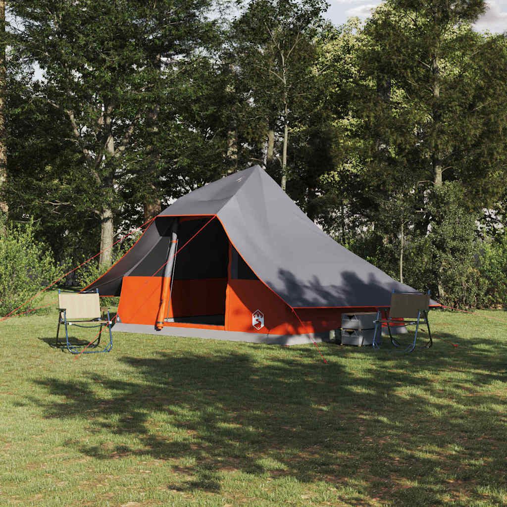 vidaXL Tipi Tent in grijs en oranje, geplaatst op gras met stoelen ernaast.