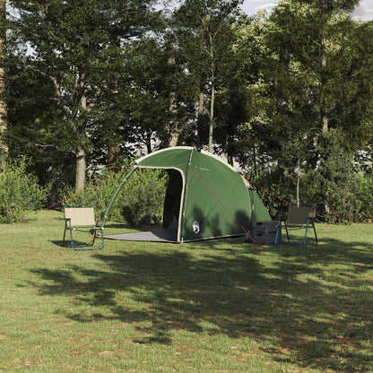 Groene vidaXL huisje tent met dak, opgesteld op gras met twee stoelen erbij.