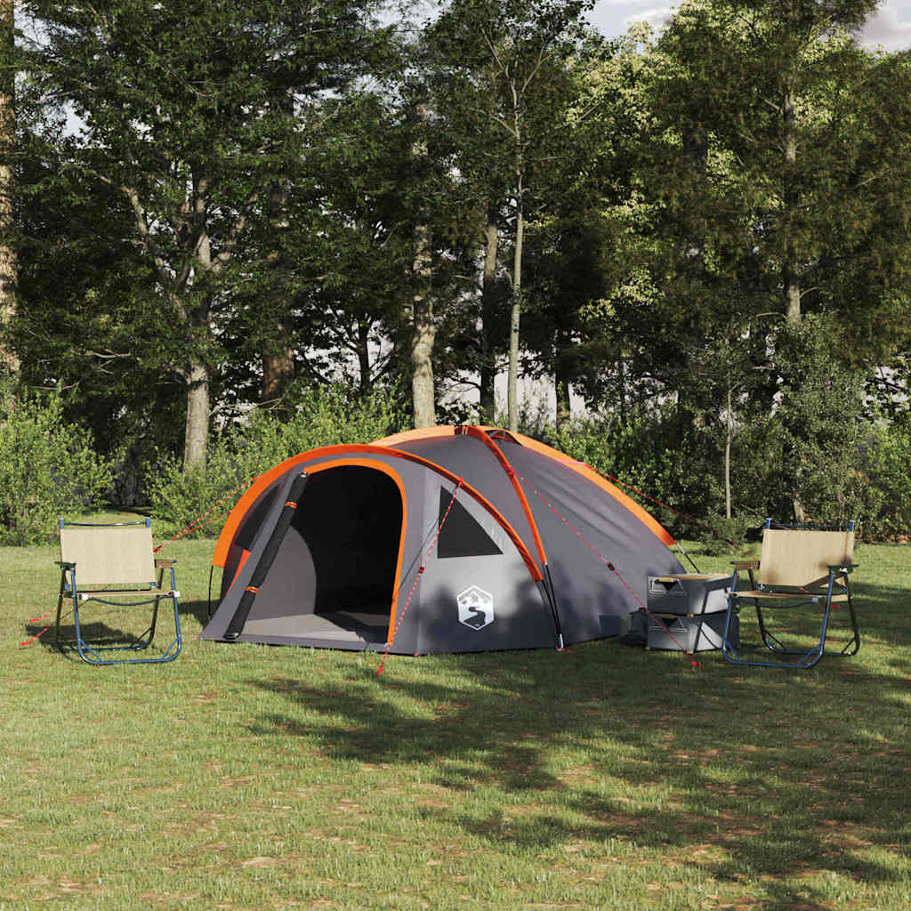 Grijze en oranje vidaXL campingtent met twee stoelen ernaast, geplaatst in een groene omgeving.
