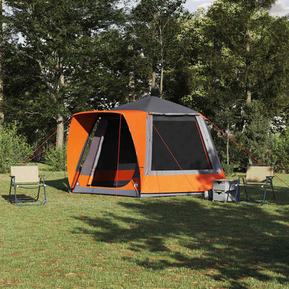 vidaXL Camping Tent in grijs en oranje, met open ingang en stoelen ervoor in een groene omgeving.