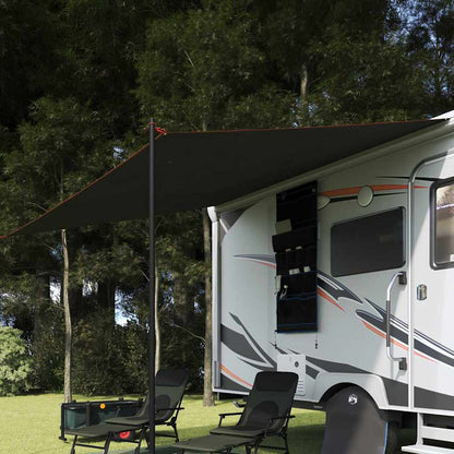 Detail van het vidaXL waterdichte zeil in grijs en oranje, bevestigd aan een caravan.