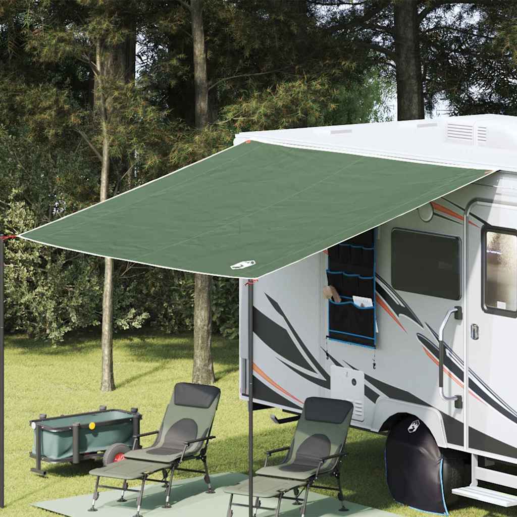 VidaXL waterdicht zeil in groen, 240 x 350 cm, gespannen boven een campingstoel.