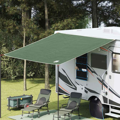 VidaXL waterdicht zeil in groen, 240 x 350 cm, gespannen boven een campingstoel.