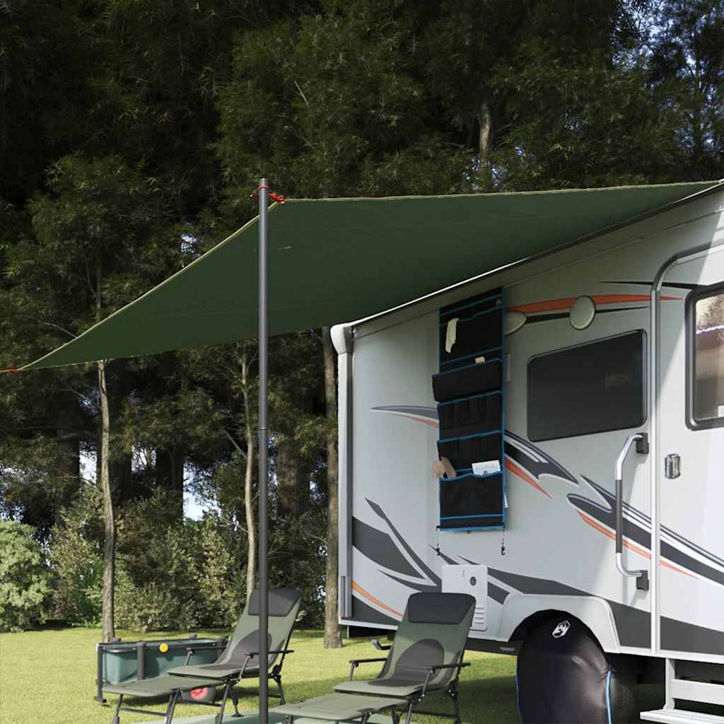 Detail van het vidaXL groene waterdichte zeil in gebruik als schaduwdoek bij een caravan.