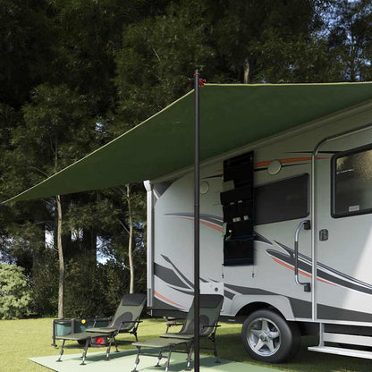 Detail van de vidaXL tarp in groene kleur, bevestigd aan een caravan met stoelen eronder.