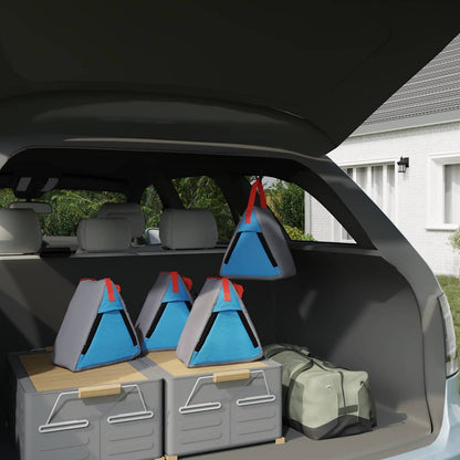 Detail van vier vidaXL opslagzakken in grijs en blauw, netjes opgeborgen in de achterbak van een auto.