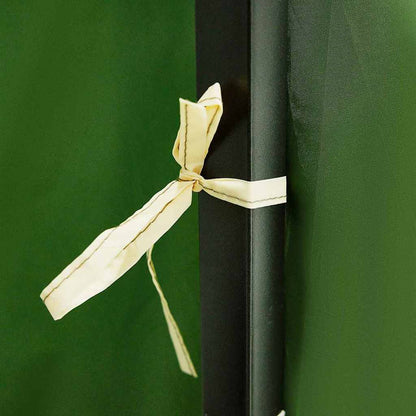 Detail van de bevestiging met een gele strik aan de vidaXL binnentent in groen.