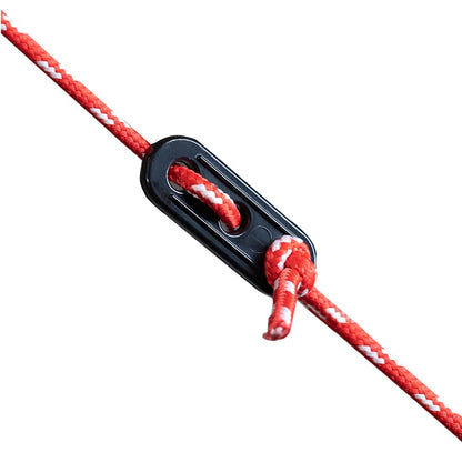 Detail van de verstelbare rode scheerlijn met zwart bevestigingsclipje van de vidaXL Camping Tent.