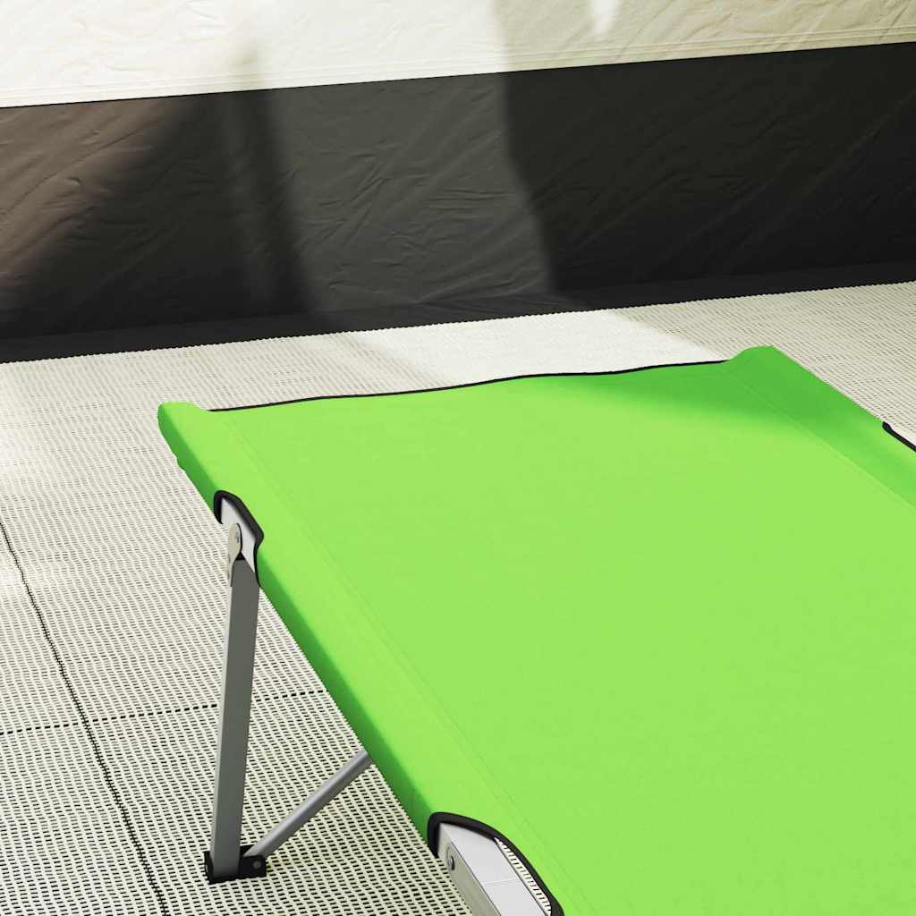 Detail van het groene vidaXL opvouwbare camping bed, met een gladde, waterafstotende stof.