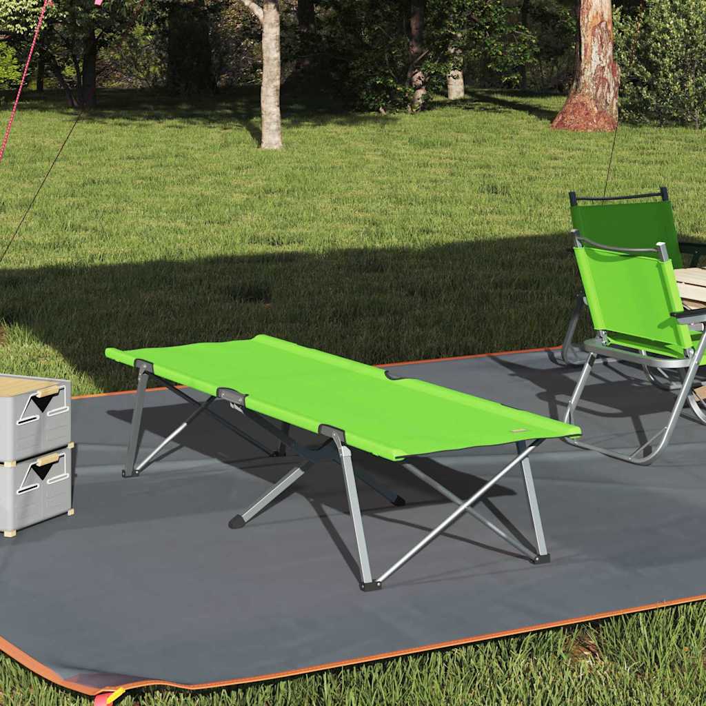 Opvouwbaar vidaXL Camping Bed in groen, geplaatst op een grasveld naast een stoel.