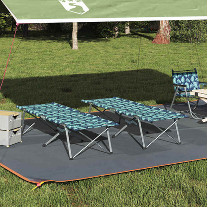 Opvouwbaar vidaXL camping bed in groen met bladeren, onder een luifel in de tuin.