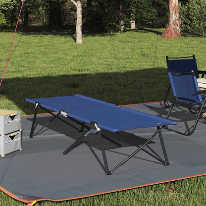 VidaXL opvouwbaar campingbed in blauw, geplaatst op gras met een campingstoel ernaast.