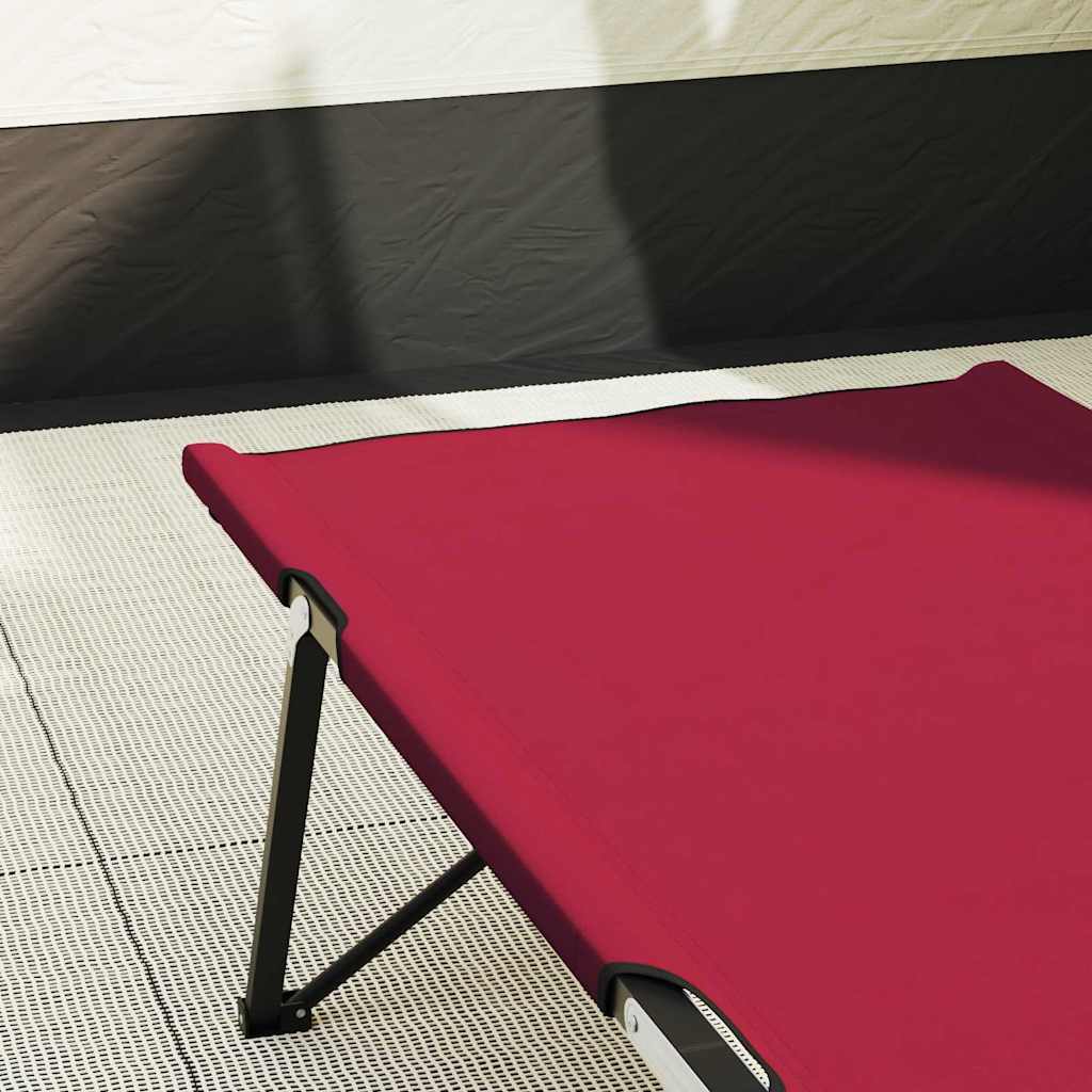 Detail van het opvouwbare vidaXL camping bed in rood, zijaanzicht met stalen frame.