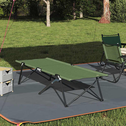 Opvouwbaar vidaXL campingbed in groen, geplaatst op gras met stoelen en opslagboxen.