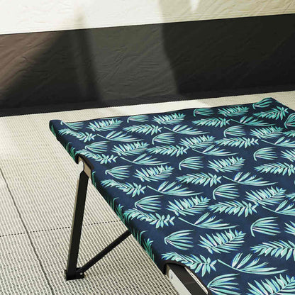 Detail van het opvouwbare camping bed van vidaXL met een blauw-groene bladerenprint.