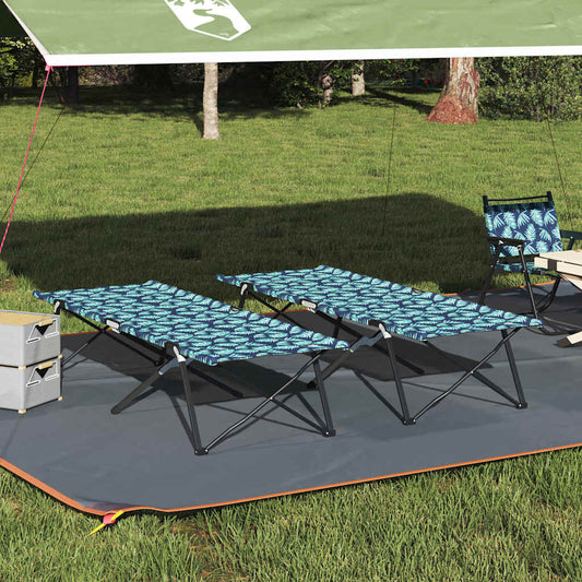 Opvouwbaar vidaXL camping bed in blauw met groen patroon, onder een luifel in de tuin.
