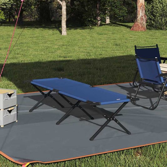 Opvouwbaar vidaXL Camping Bed in blauw, geplaatst op een grasveld met campingstoelen.