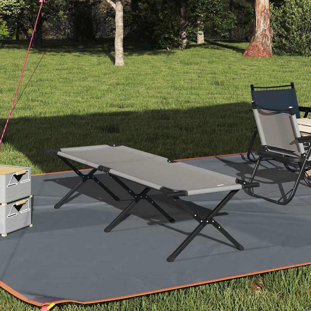 Grijs vidaXL opvouwbaar camping bed, geplaatst op een grasveld naast een campingstoel.