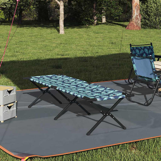 VidaXL opvouwbaar campingbed met blauw-groene print, geplaatst op gras naast een campingstoel.