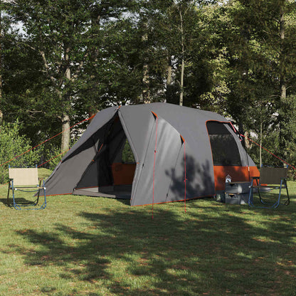 Dome tent vidaXL 6-Person in grijs en oranje, geplaatst op gras met campingstoelen.