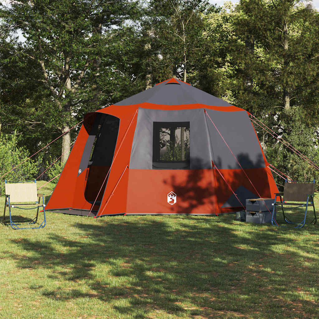 Grijze en oranje vidaXL Cabin Tent voor 12 personen, geplaatst in een groene tuin.