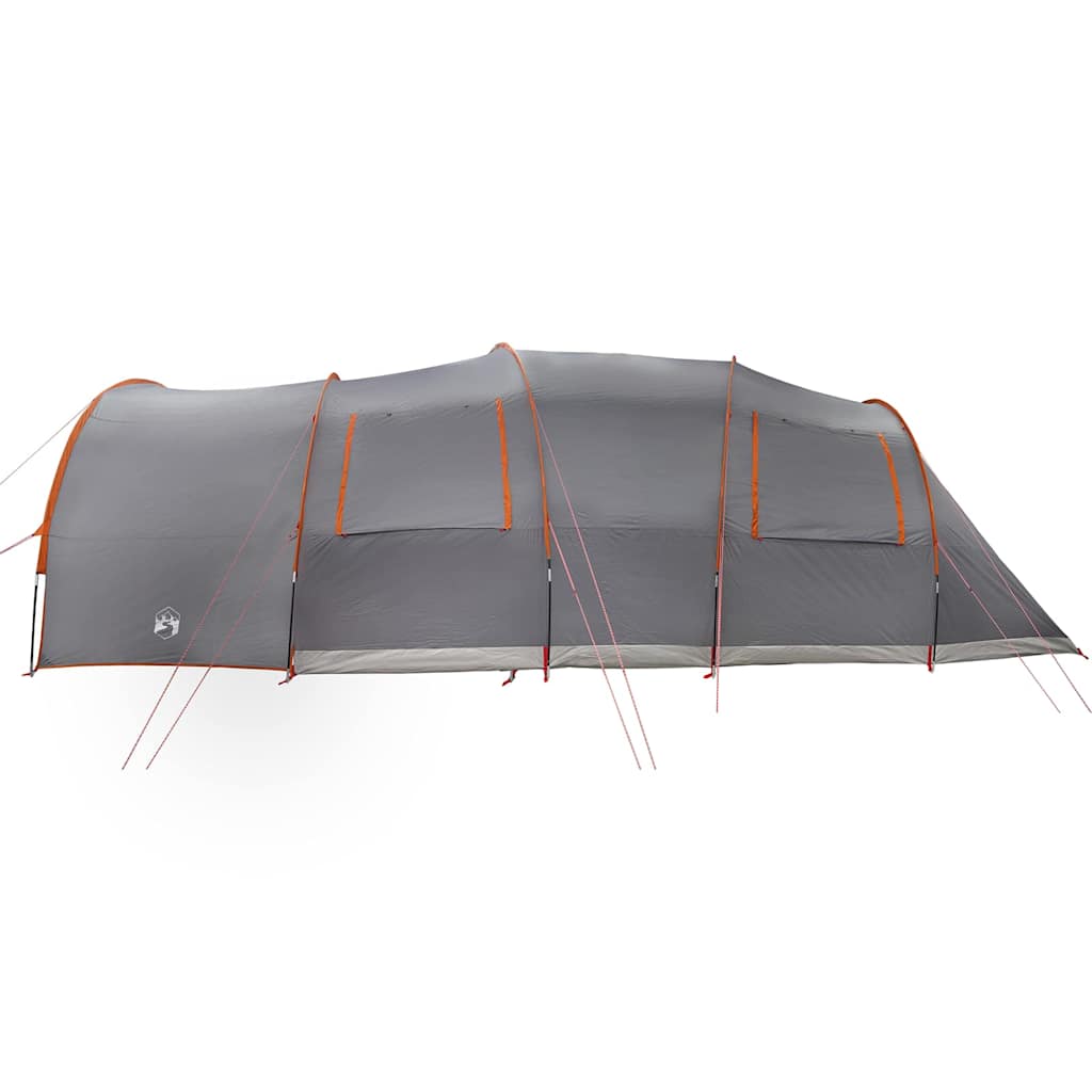 Zijaanzicht van de vidaXL Tunnel Tent in grijs met oranje accenten en ventilatieramen.