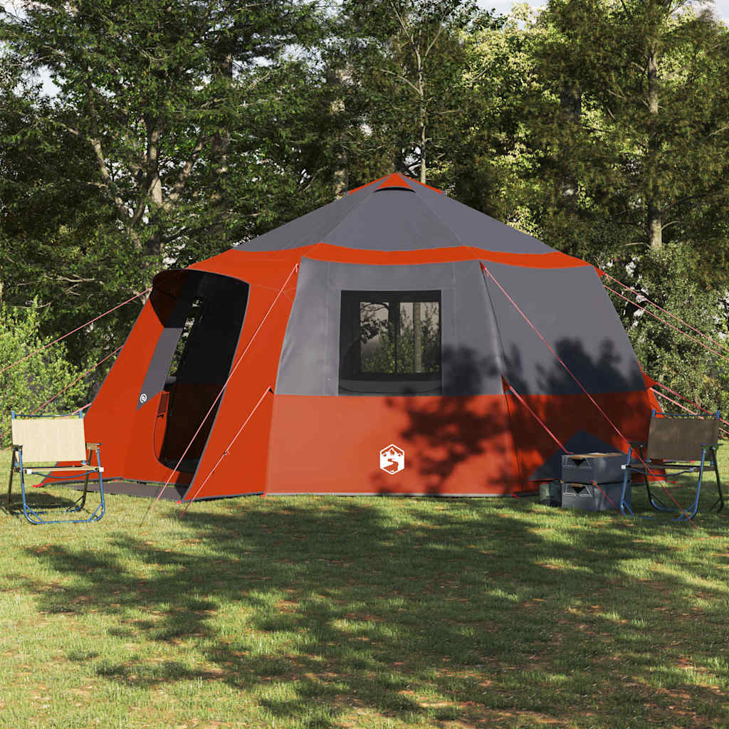 Grijze en oranje vidaXL Cabin Tent voor 12 personen, met ventilatie en ramen, in een groene omgeving.