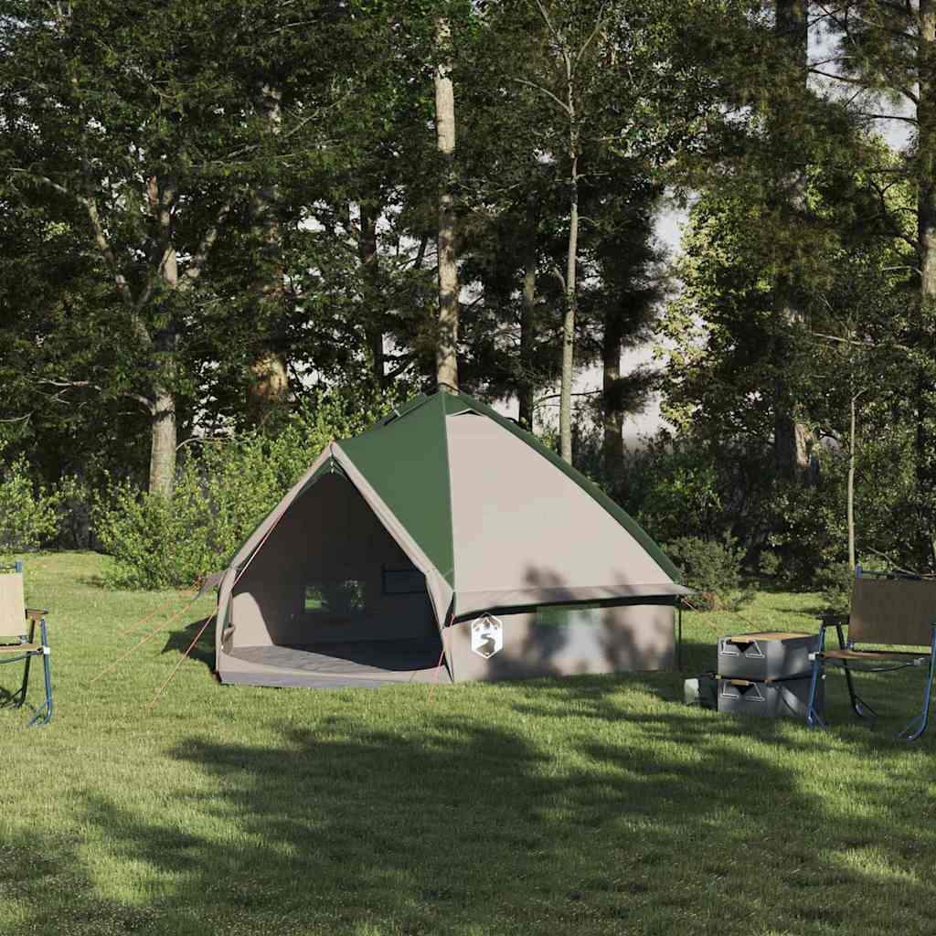 vidaXL Teepee Tent voor 4 Personen in groen, geplaatst op gras met campingstoelen eromheen.
