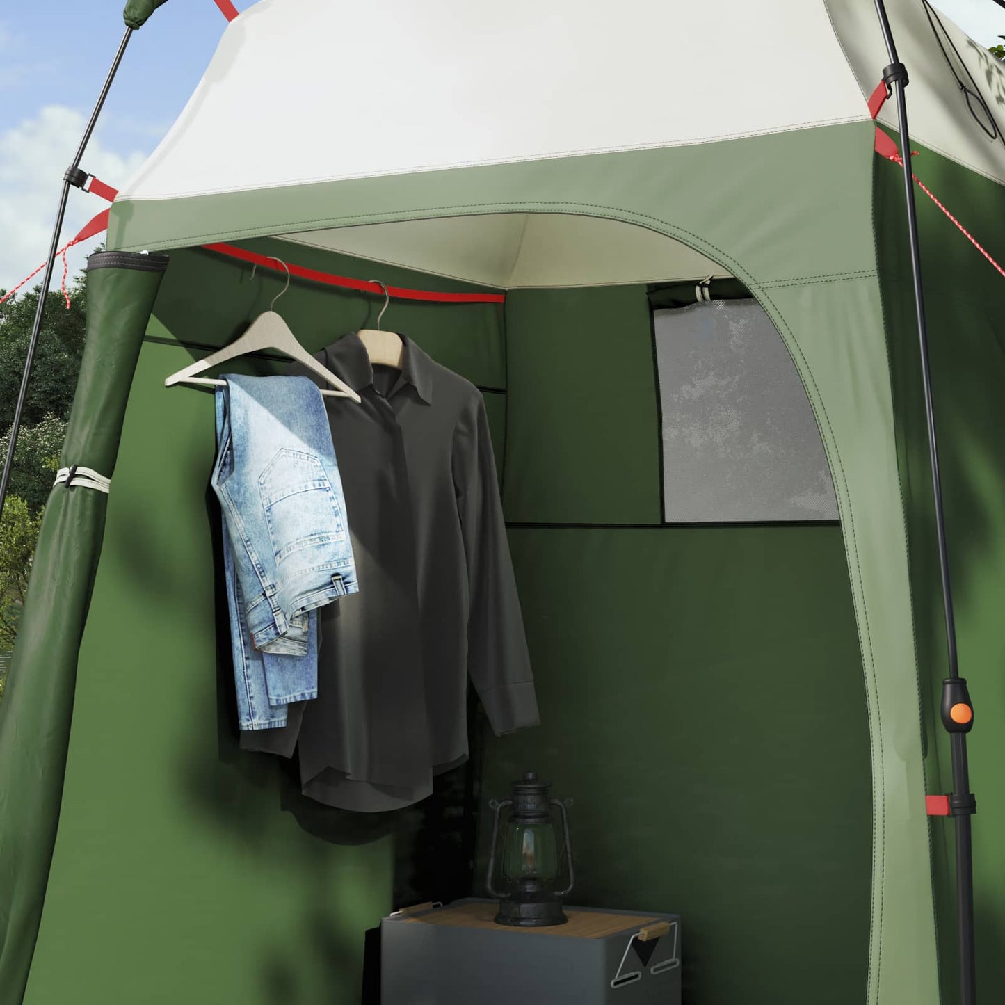 Detail van de binnenkant van de vidaXL Instant Tent met kledinghangers en een lamp.