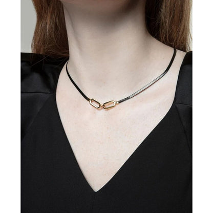 Detail van de zwarte Viceroy ketting met gouden sluiting, gedragen op een zwarte top.