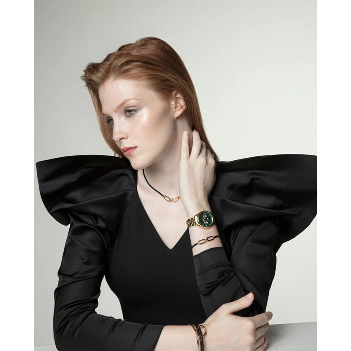 Dames ketting van Viceroy in zwart, gedragen door model met een elegante outfit.