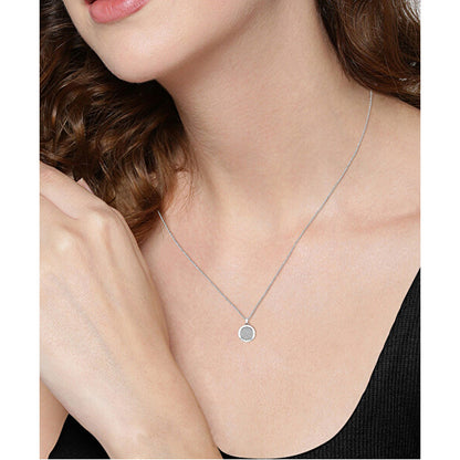 Zilverkleurige Hugo Boss ketting met ronde hanger, gedragen door een vrouw.