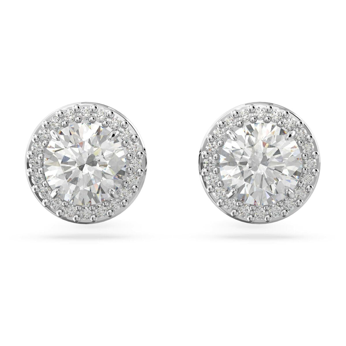 Close-up van de Swarovski oorbellen met hoogwaardig kristal en elegante zilveren rand.