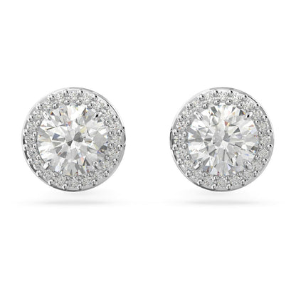 Close-up van de Swarovski oorbellen met hoogwaardig kristal en elegante zilveren rand.