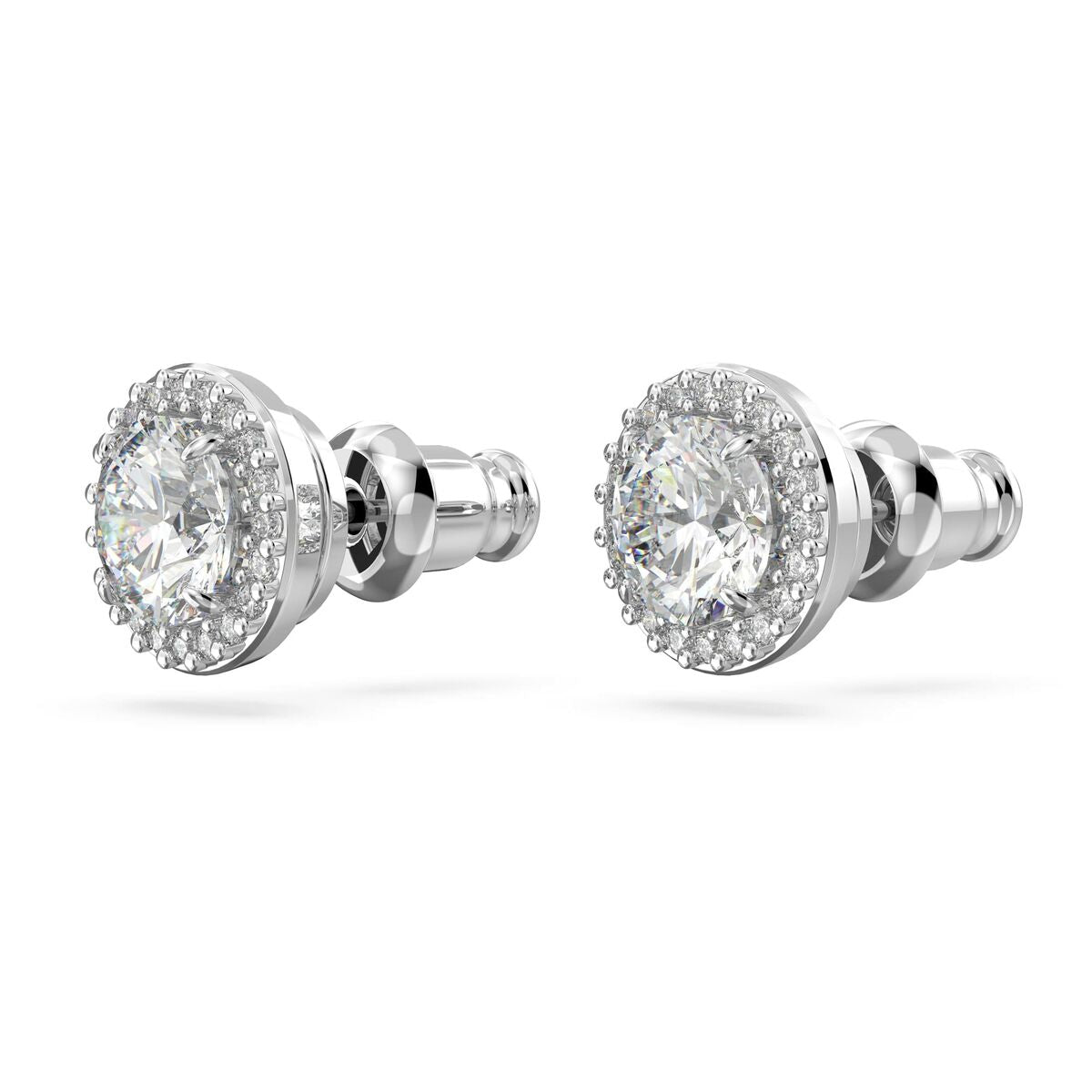 Close-up van de Swarovski oorbellen met hoogwaardig kristal en glinsterende rand.