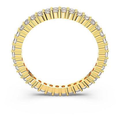 Detail van de Swarovski ring met luxe gouden band en sprankelende kristallen.