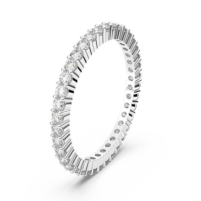 Zijaanzicht van de elegante Swarovski ring met sprankelende zirkonia's in een verfijnde setting.