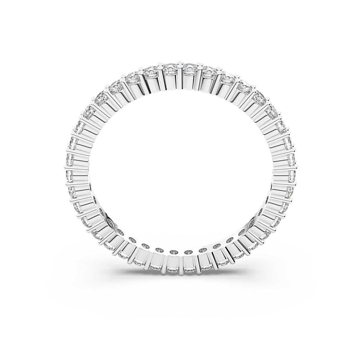 Detail van de Swarovski ring met verfijnde, heldere kristallen in een elegante setting.